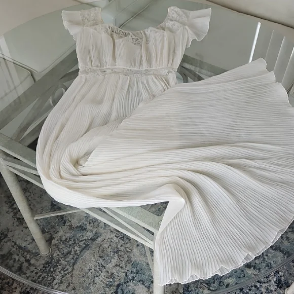 Elegant White Lace Night Gown - Picture 11 of 13